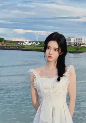 鞠婧祎俏皮甜美海边自拍照图片_5