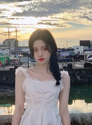 鞠婧祎俏皮甜美海边自拍照图片_6