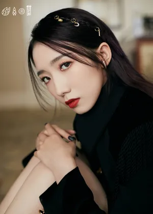孟美岐黑色工装风写真图片