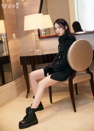 孟美岐黑色工装风写真图片_5