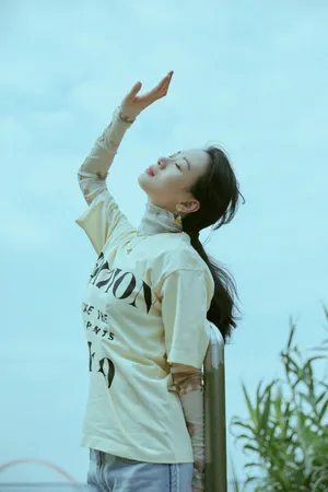 李梦灵动休闲风街拍写真图片