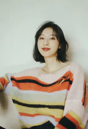 张俪橘色妆优雅写真图片