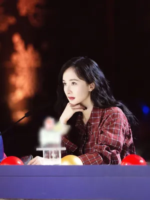 杨幂格子衫性感剧照图片