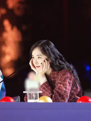 杨幂格子衫性感剧照图片_2