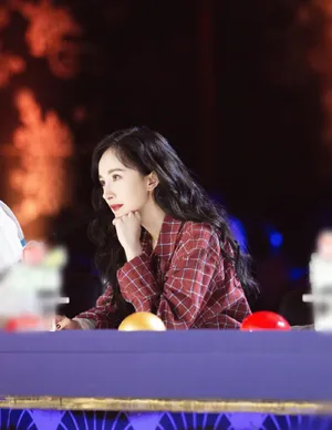 杨幂格子衫性感剧照图片_3
