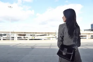 宋祖儿摩登性感机场街拍图片