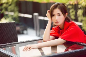 万茜红色优雅性感写真图片_5