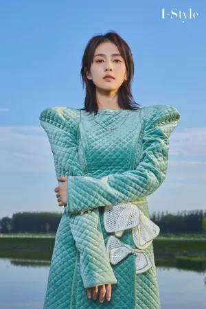 白鹿蓝菱格纹裙时尚优雅图片_1