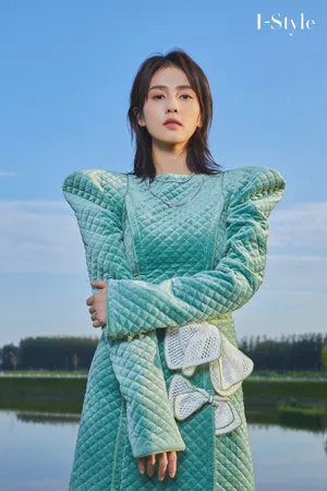 白鹿蓝菱格纹裙时尚优雅图片_7