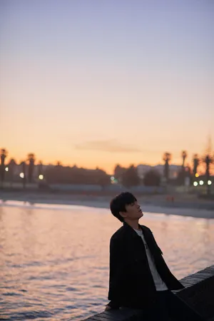 朱一龙酷黑海边写真图片