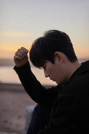 朱一龙酷黑海边写真图片_2