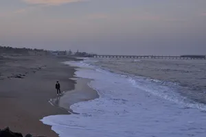 朱一龙酷黑海边写真图片_5