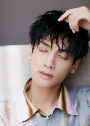 罗云熙精致浪漫写真图片_5