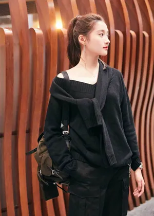 关晓彤黑色毛衣清爽图片