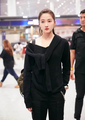 关晓彤黑色毛衣清爽图片