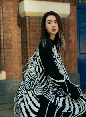 戚薇针织条纹时尚街拍图片_1