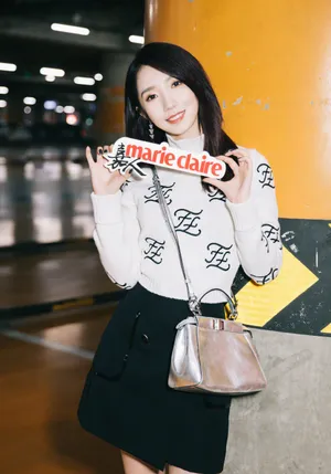 孟美岐简约清秀街拍图片