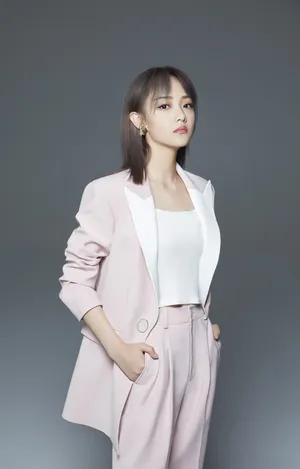 吴佳怡粉色西装魅力写真图片_4