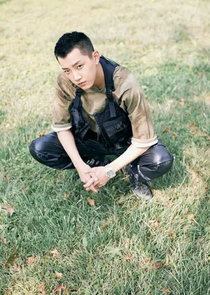 范世琦硬朗军装风写真图片