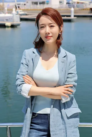 颜丹晨简约干练写真图片_6
