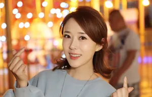 颜丹晨游乐场甜美图片