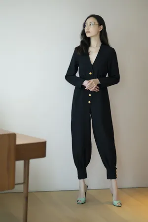 倪妮深V连体裤性感写真图片