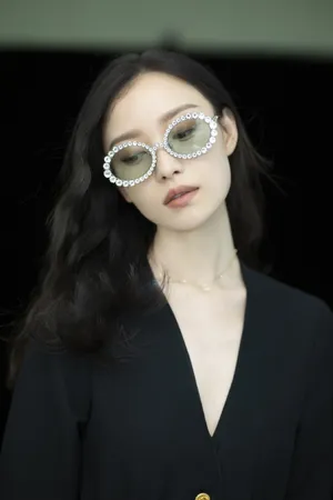 倪妮深V连体裤性感写真图片_3