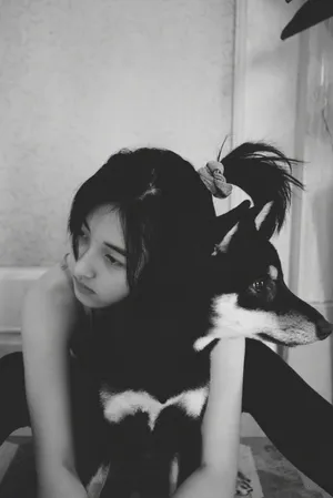 张子枫黑白居家私服照图片_1