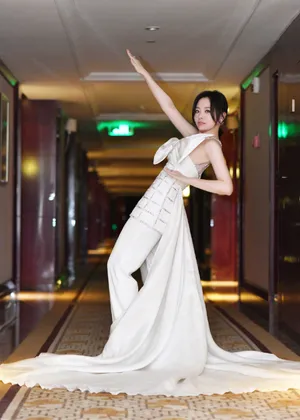 张靓颖优雅搞怪写真图片
