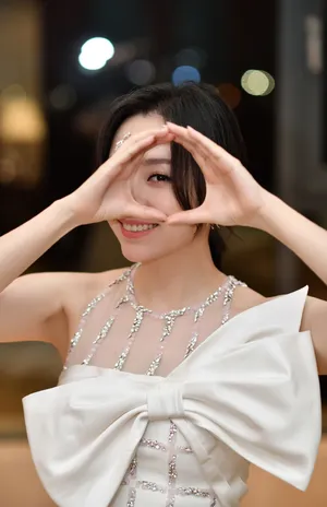 张靓颖优雅搞怪写真图片_7