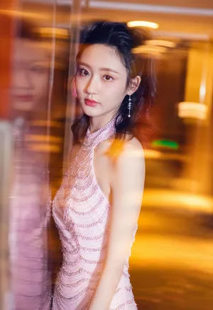王莫涵优雅光影写真图片