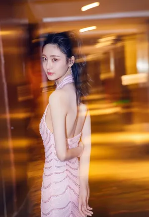 王莫涵优雅光影写真图片_3