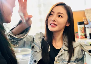 张天爱甜美活动照图片