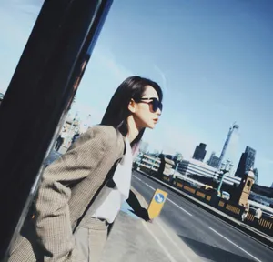 戚薇酷美西装街拍写真图片