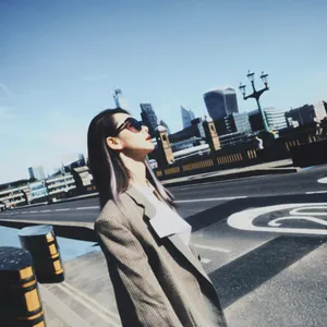 戚薇酷美西装街拍写真图片_1