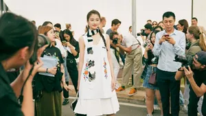 关晓彤刺绣连衣裙写真图片_3