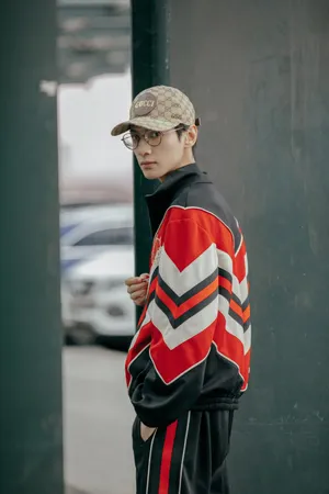 罗云熙运动装活力机场写真图片