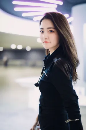 徐璐酷美工装机场照图片