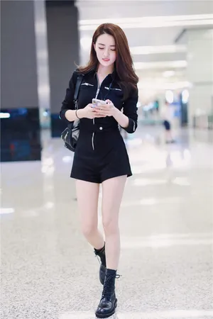 徐璐酷美工装机场照图片_2