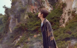 朱正廷扎染风衣帅气写真图片_3