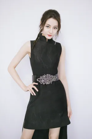 迪丽热巴黑色旗袍端庄性感写真图片