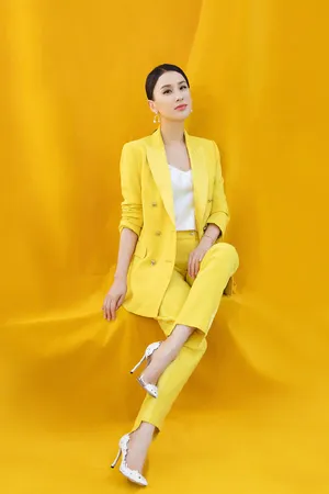 黄圣依黄色西装时尚写真图片