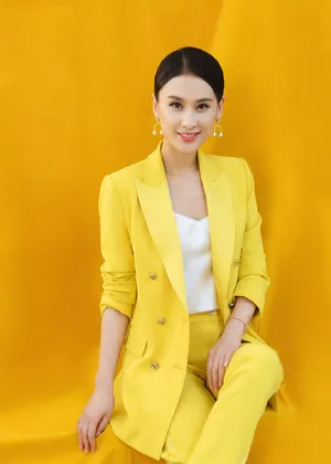 黄圣依黄色西装时尚写真图片_4
