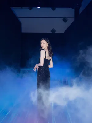 倪妮冷艳又性感活动照图片
