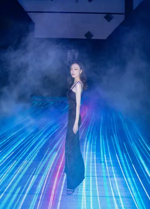 倪妮冷艳又性感活动照图片_1