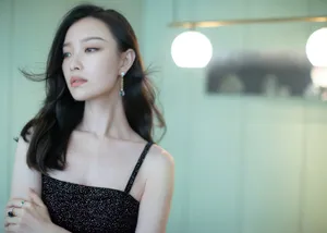 倪妮冷艳又性感活动照图片_5