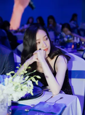 倪妮冷艳又性感活动照图片_9