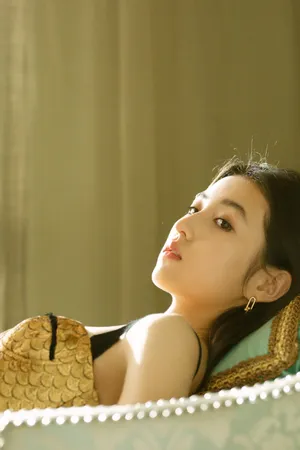 张子枫精致少女感优雅写真图片_1