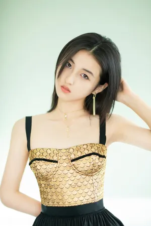 张子枫精致少女感优雅写真图片_3