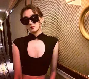 关晓彤墨镜背心性感迷人图片_1